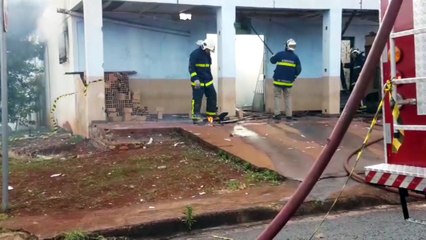 Bombeiros controlam incêndio em imóvel no Santa Felicidade