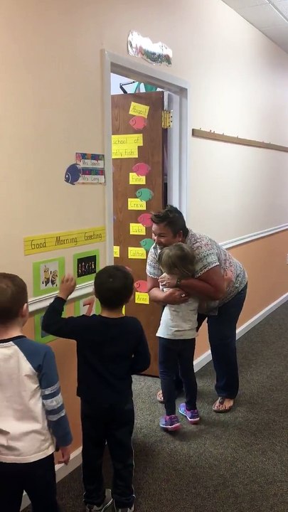 Les enfants d'une école maternelle disent bonjour à la maitresse de façon plutôt originale !