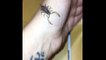 Cette australienne s'amuse avec son petit scorpion... Dangereux