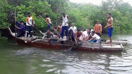 Download Video: Ces pecheurs indonésiens attrapent un énorme crocodile