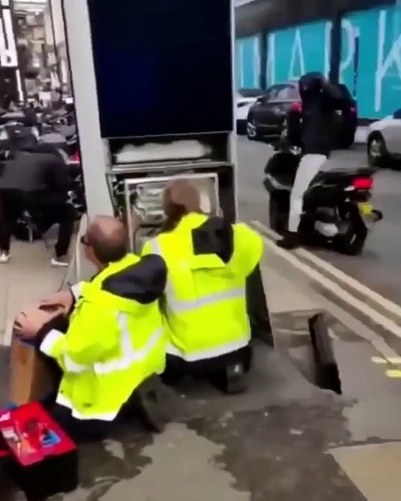 Ils viennent voler des motos en plein jour devant les passants