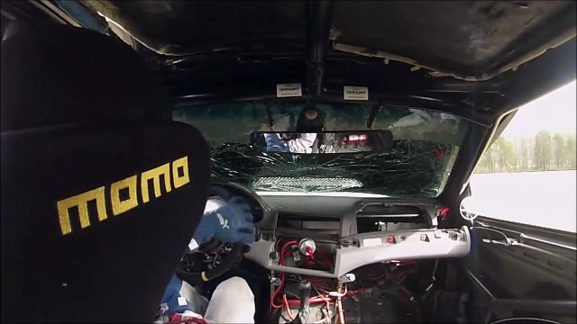 En pleine course ce pilote de rallye se retrouve avec le capot sur le pare-brise