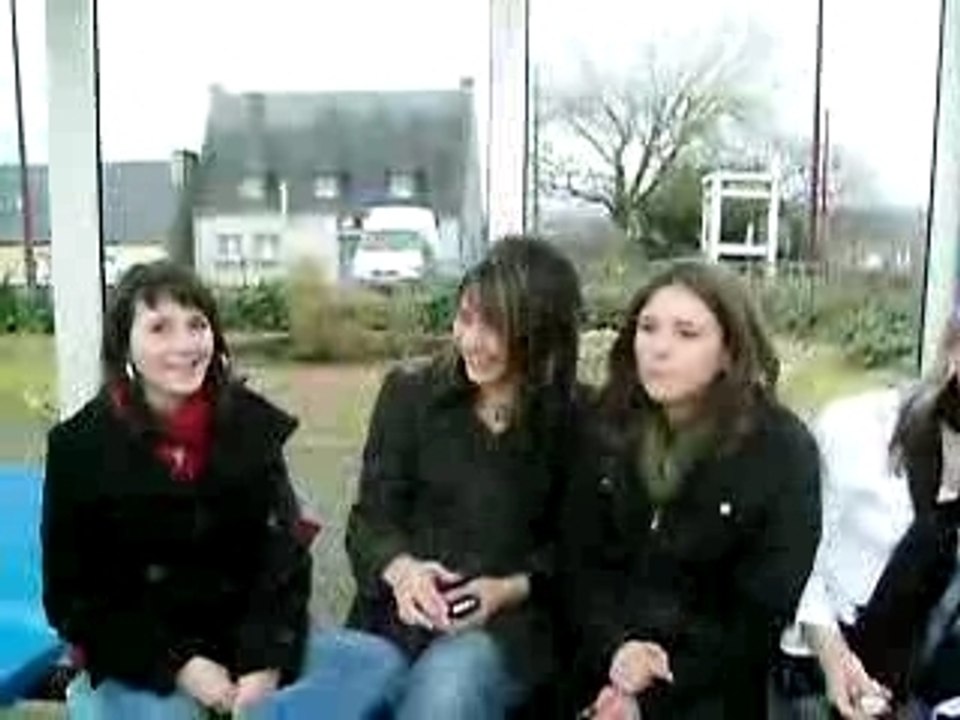 les filles a la gare !!! ^^