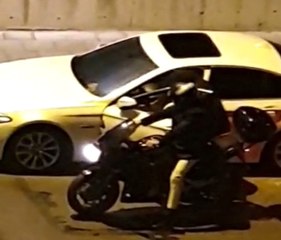 Vatandaşların Gözü Önünde Otomobilden Hırsızlık