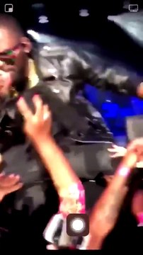 R Kelly va beaucoup trop loin en concert