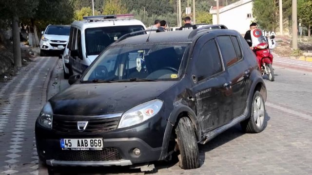 Otomobil ile hafif ticari aracın çarpıştığı kaza kamerada: 2 yaralı