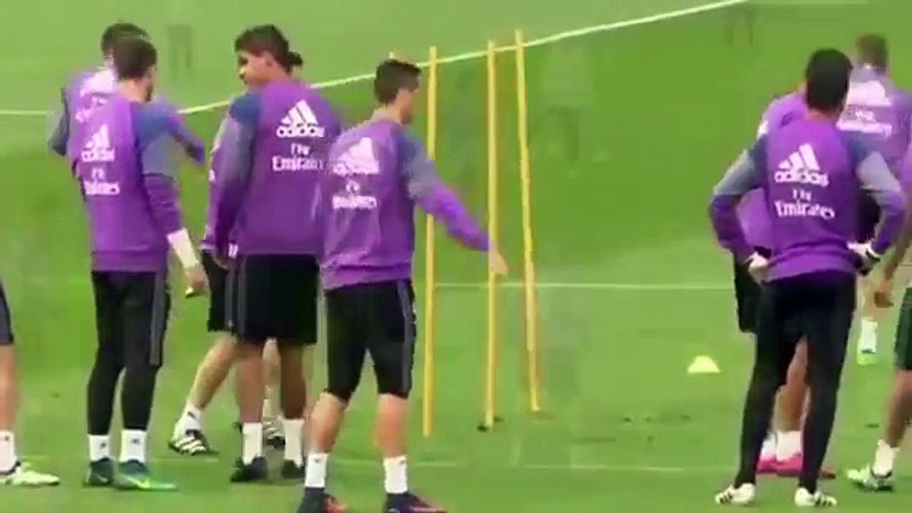 Real Madrid Ronaldo se prend un petit pont devant les caméras