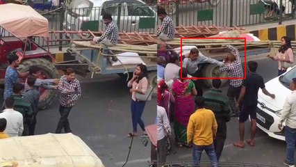 हापुड़ : मामूली कार की टक्कर के बाद सड़क पर जमकर चले लात-घुसे, वीडियो