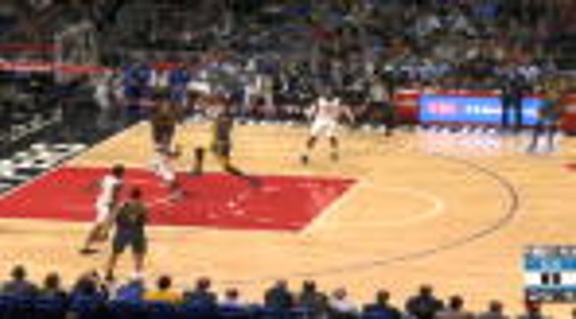 Iguodala throws down huge one-handed slam