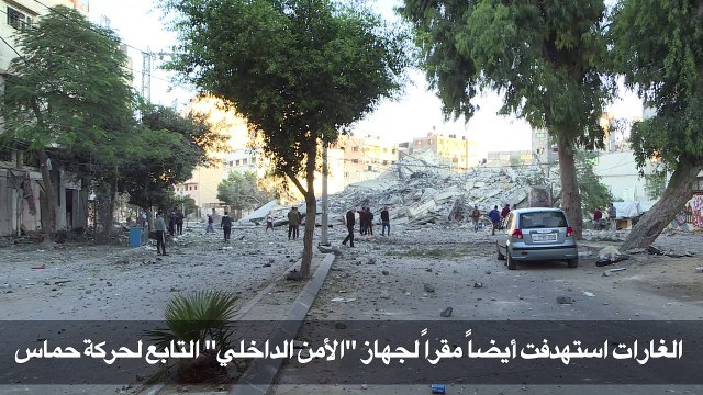 الفلسطينيون يعاينون الدمار غداة استهداف مبنى التلفزيون التابع لحماس