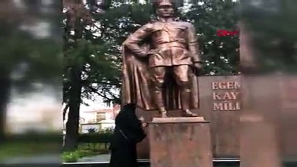 Tekirdağ'da kimliği belirlenemeyen bir kadın üzerinde taşıdığı baltayı çıkarıp Atatürk Anıtı'na saldırdı