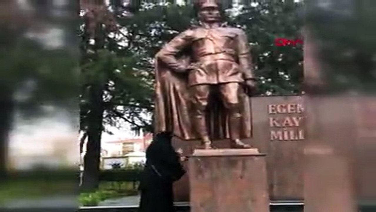 Tekirdağ'da kimliği belirlenemeyen bir kadın üzerinde taşıdığı baltayı çıkarıp Atatürk Anıtı'na saldırdı