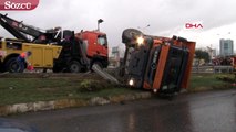 Kadıköy'de harfiyat kamyonu devrildi