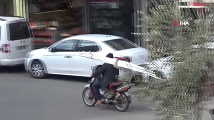 Tehlikeye Rağmen Motosiklet ile Yük Taşımacılığına Devam Ediyorlar