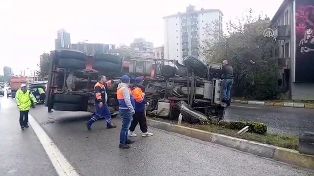 Kadıköy'de trafik kazası - İSTANBUL
