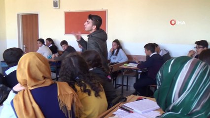 Engelli öğrencinin azmi, görenleri şaşırtıyor