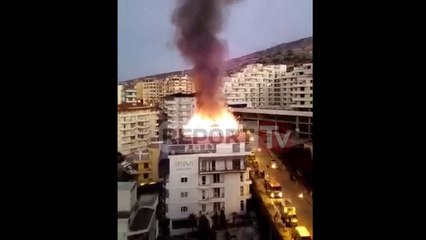 Report TV - Përfshihet nga flakët hoteli në mes të Sarandës