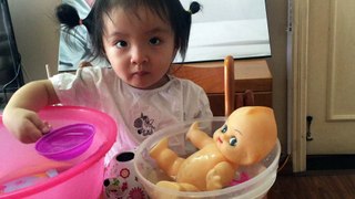 Đồ chơi trẻ em Bé Na Na tắm cho búp bê - Bathtime Nenuco Baby Girl Change Diaper TuTiTu