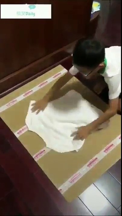 Tişört, gömlek, kazak gibi kıyafetleri katlamak, Çinlilerin geliştirdiği bu çözümle çok kolaylaşıyor...