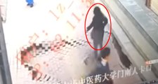 Çin'de, Yolda Yürüyen Kadının Aniden Çöken Kaldırımın İçine Düşme Anı Kameralara Yansıdı