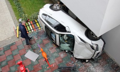 Lüks otomobili park ederken 4 metreden sitenin parkına düştü