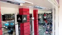 Ladrões destroem fachada de loja e furtam pares de calçados