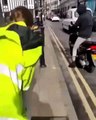 Des hommes volent une moto garée dans la rue en pleine journée devant les passants