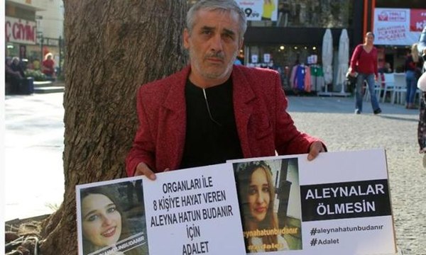 Kızının ölümüne sebep olan sürücünün tutuksuz yargılanmasına isyan eden baba oturma eylemi yaptı