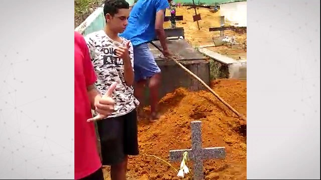 Amigos realizam enterro sem apoio de coveiro em Vargem Alta
