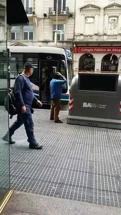 Faire pipi et se laver la tête (Buenos Aires)