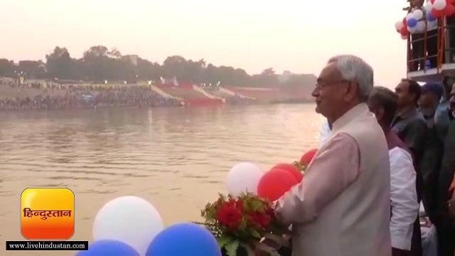 मुख्यमंत्री नीतीश कुमार ने भगवान सूर्य का अर्घ्य अर्पित किया