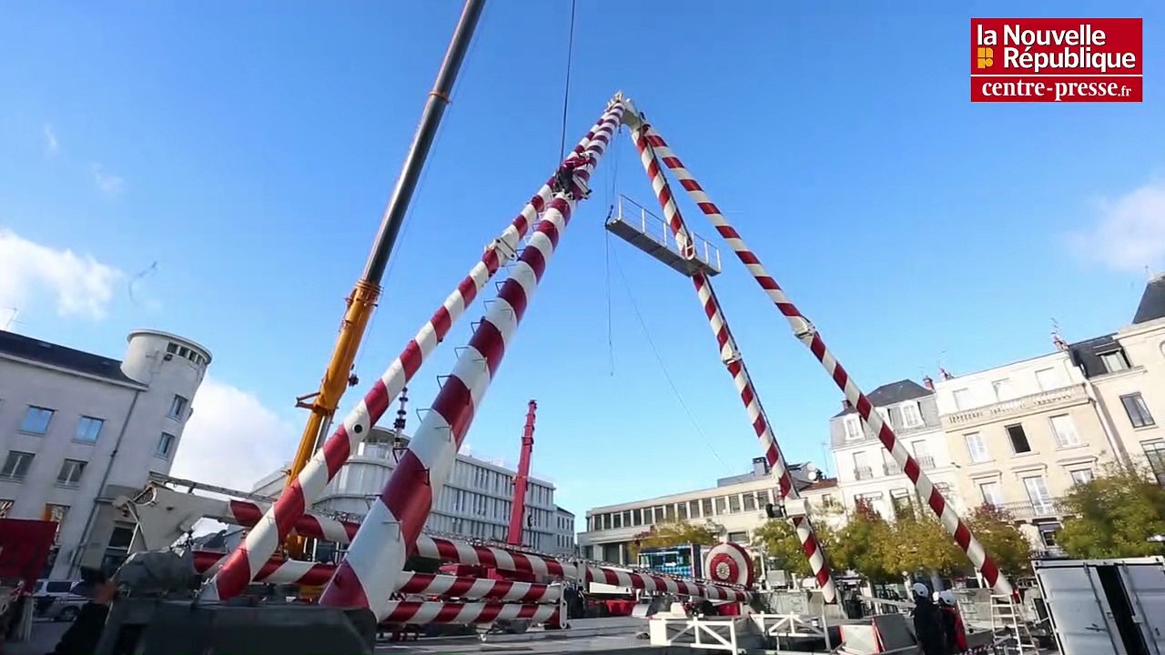 VIDEO. Poitiers : montage de la grande roue place du Maréchal-Leclerc