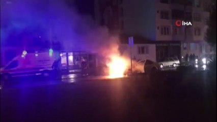 Seyir halindeki araç alev alev böyle yandı