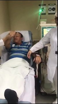 «ملائكة الرحمة» يشاركون المرضى الرقص للتخفيف عنهم