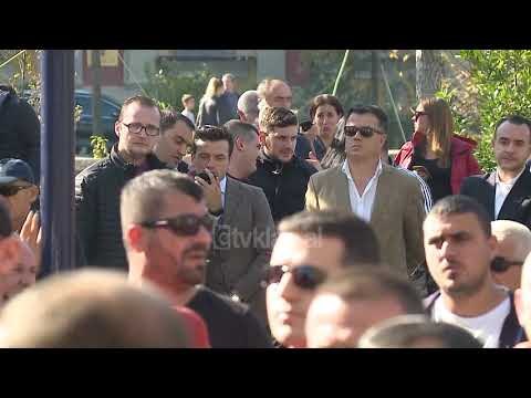 Banoret e Unazes djegin goma dhe tentojne te hyjne ne bashki