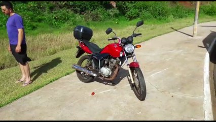 Mulher fica ferida ao sofrer queda de moto