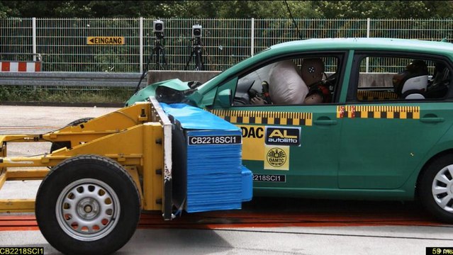 اختبار التصادم للسيارات الصغيرة