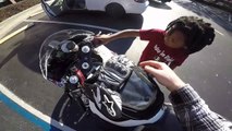 Ce motard laisse un enfant démarrer sa moto,  et sa réaction est mythique