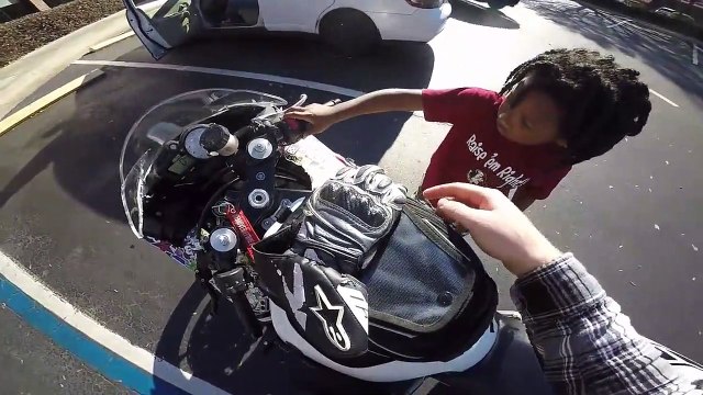 Ce motard laisse un enfant démarrer sa moto, et sa réaction est mythique