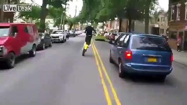 Un motard qui maitrise sa moto dans les bouchons comme un chef...