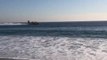 Des canadairs font le plein d'eau dans l'océan en bord de plage en Californie
