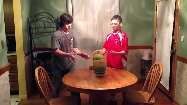 Ces 2 ados font exploser une pastèque avec des élastiques et casse tout