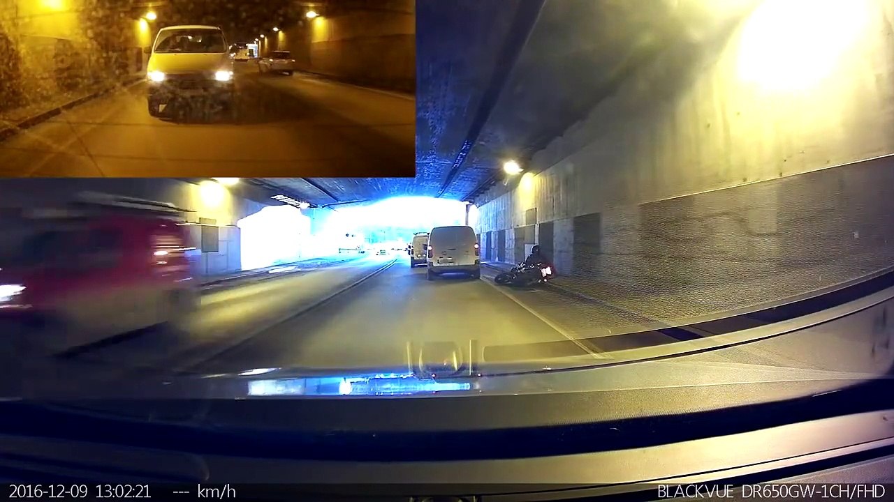 Un conducteur met un coup de volant et renverse volontairement un motard qui le double par la droite