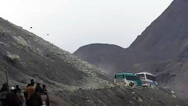 Un bus se retrouve piégé sous une pluie de rochers sur une route de montagne