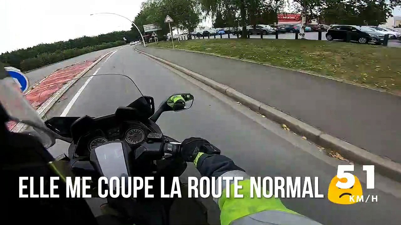Un motard agresse une automobiliste pour rien... Débile