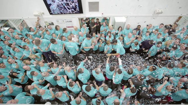 Mercedes celebra sus títulos de F1 2018 en sus fábricas