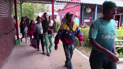 Migrantes venezolanos son reubicados en Bogotá entre protestas