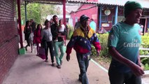 Migrantes venezolanos son reubicados en Bogotá entre protestas