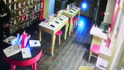Cep telefonlarını çalmak isteyen şüpheli suçüstü yakalandı...Hırsızlık anları kamerada