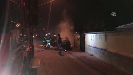 Park Halindeki Otomobil Kundaklandı